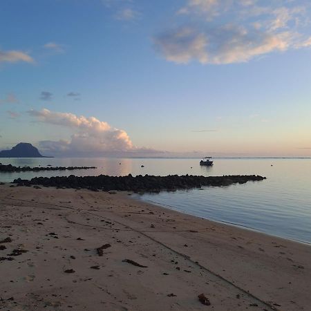 Caplage - Beachfront Ground Floor Apartment In Tamarin Bagian luar foto