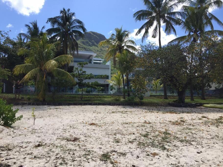 Caplage - Beachfront Ground Floor Apartment In Tamarin Bagian luar foto